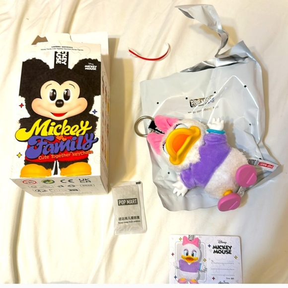 POP MART Disney Mickey and Family Keychain Daisy Duck - Picture 5 of 7
